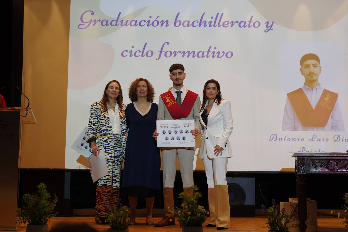 Graduados los alumnos de bachillerato y ciclo del instituto Joaquín Sama (II)