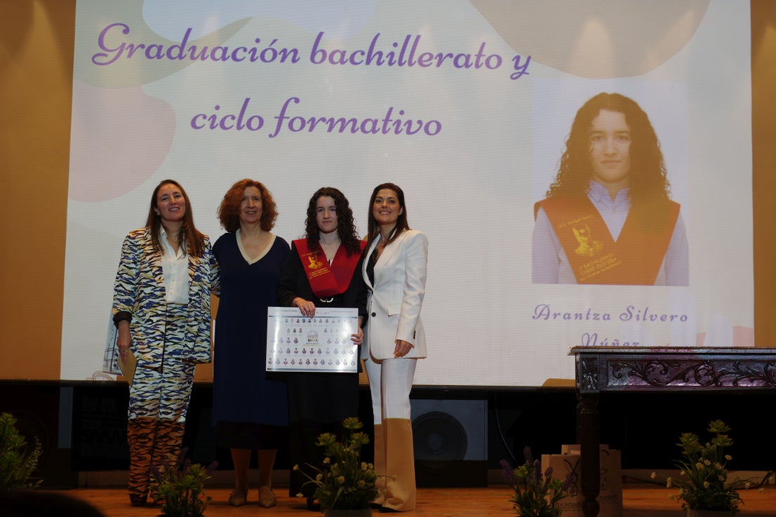 Graduados los alumnos de bachillerato y ciclo del instituto Joaquín Sama