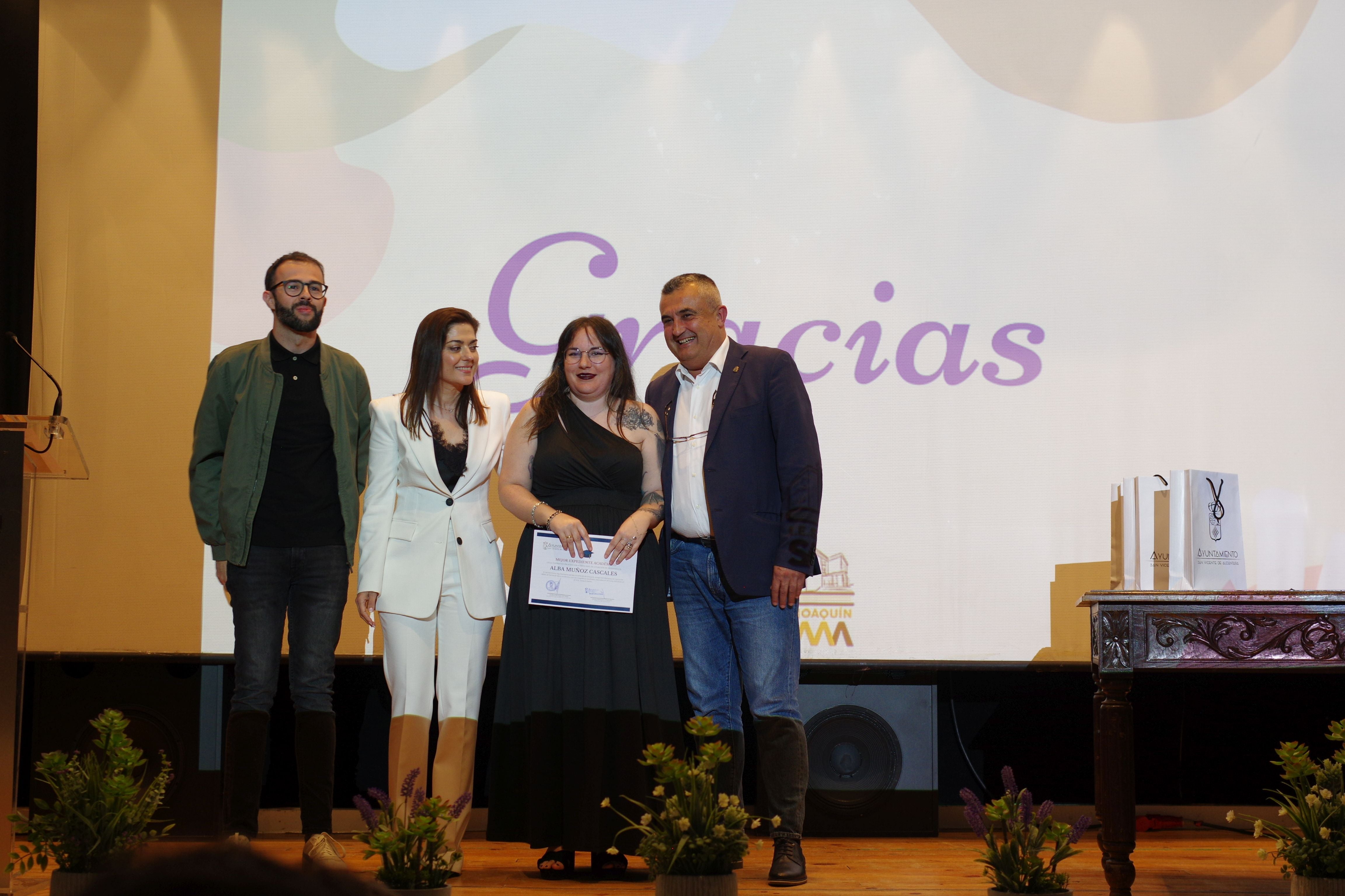 Graduados los alumnos de bachillerato y ciclo del instituto Joaquín Sama