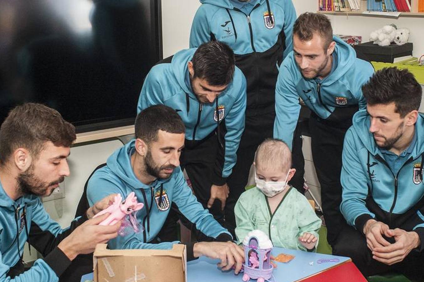 Los jugadores del Badajoz ejercieron de particulares Reyes Magos en la tradicional visita al Hospital Materno Infantil. Damián Petcoff, Éder Díez, David Martín, Higón, Cristian Pérez, Mario Gómez y Cidoncha acudieron en representación del club junto a Virginia Rodríguez, para llevar regalos a los niños ingresados en la planta de oncología.