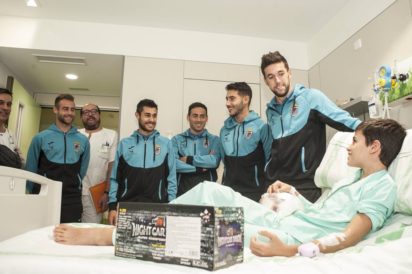 Los jugadores del Badajoz ejercieron de particulares Reyes Magos en la tradicional visita al Hospital Materno Infantil. Damián Petcoff, Éder Díez, David Martín, Higón, Cristian Pérez, Mario Gómez y Cidoncha acudieron en representación del club junto a Virginia Rodríguez, para llevar regalos a los niños ingresados en la planta de oncología.