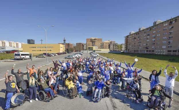 La comparsa 'Coloridos sobre ruedas' durante uno de los ensayos para el desfile del Carnaval.