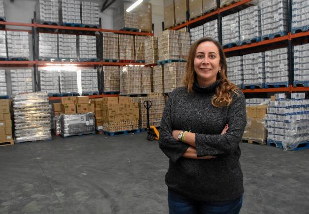 Carmela de Lope, del Banco de Alimentos, con el material almacenado de fondo. :: Casimiro Moreno