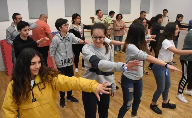 Alumnos del Rodríguez Moñino y de Aexpainba en el Centro Joven el pasado 22 de febrero.