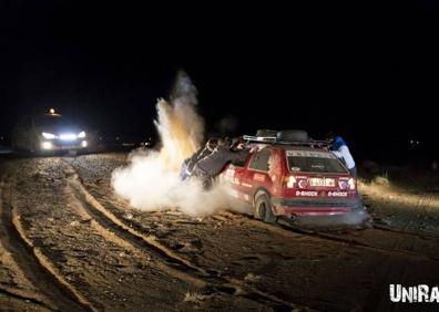 Imagen secundaria 1 - Imágenes de la competición, con innumerables atascos de los coches en la arena. 