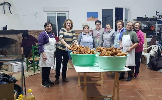 Algunas de las vecinas que han colaborado en este proyecto tan solidario.