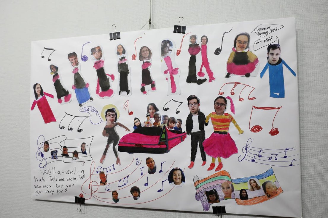 El centro cultural Santo Domingo acoge hasta el 14 de abril una muestra de arte de Down Mérida 'Igual-Arte. Todos los trazos tienen su color' es el resultado, tras más de un año de trabajo, del esfuerzo y la creatividad de los componentes que conforman el taller de pintura de Down Mérida.
