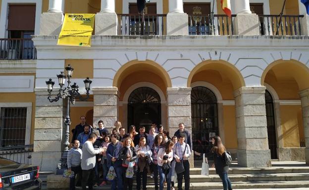 Integrantes de Aexpainba asisten en Badajoz a la lectura de la declaración institucional sobre el derecho al voto de las personas con discapacidad