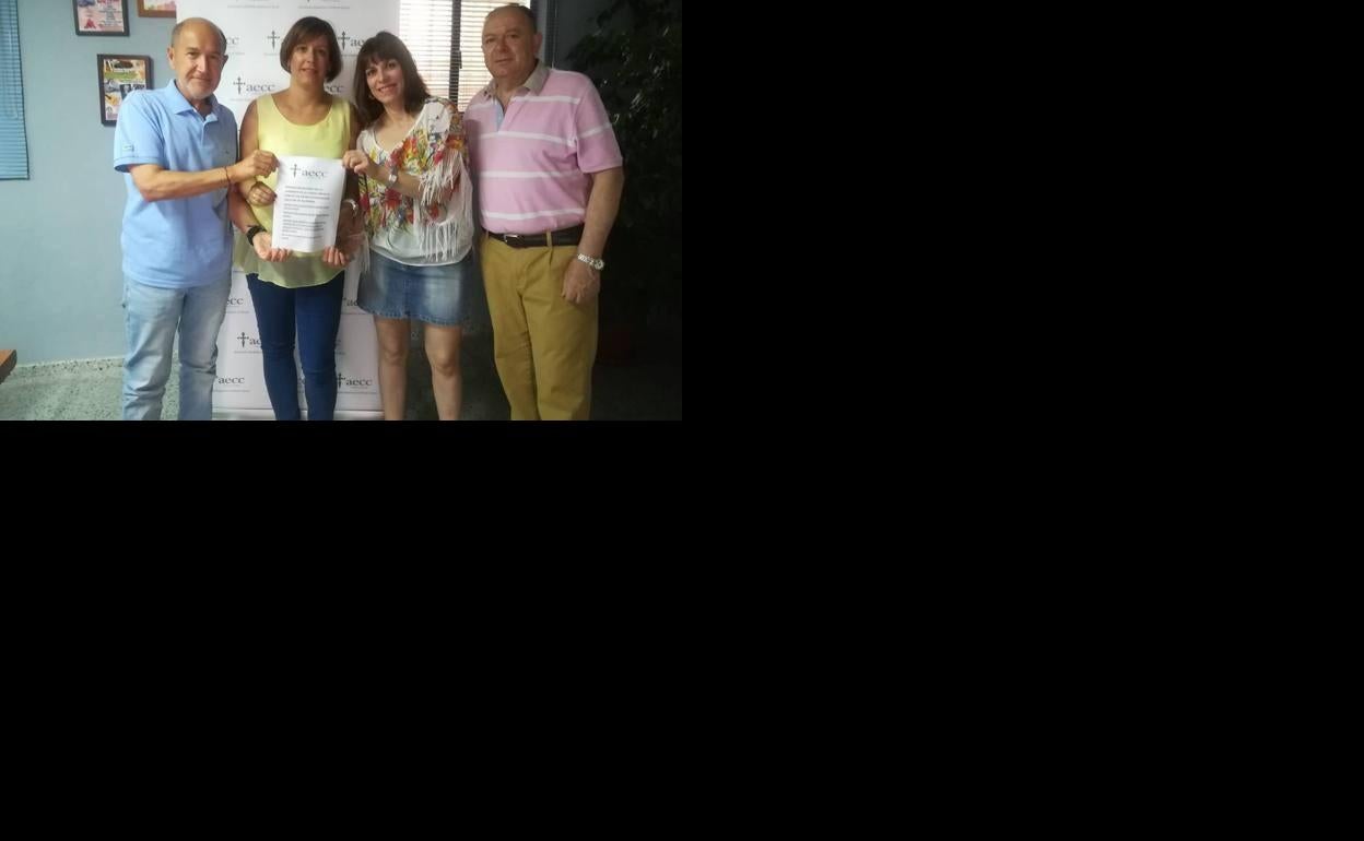 Las mujeres de Alconera entregan 747 euros para la lucha contra el cáncer