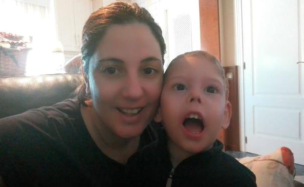 Manoli junto a su hijo Miguel.