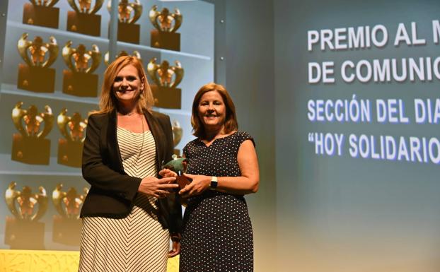 Yolanda García Seco entrega el premio a Manuela Martín.