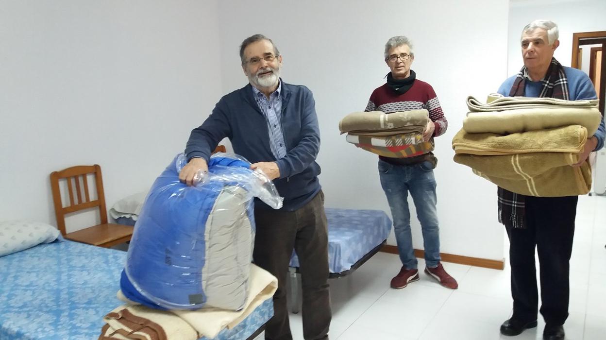 Pedro Herrera, Teo Suárez y Diego Mota en una de las habitaciones del centro. :: HOY