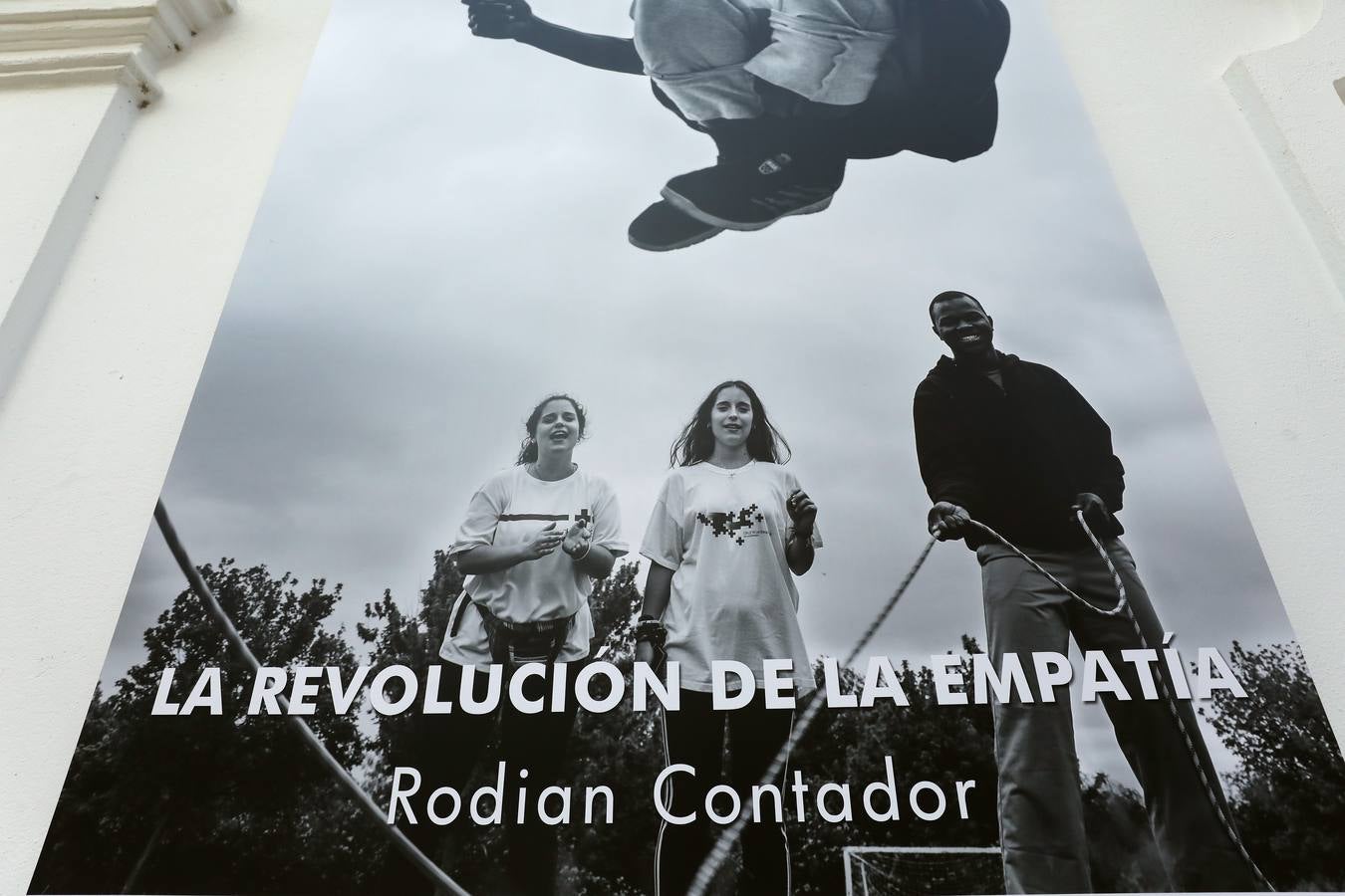 Fotos: El patio de la Asamblea de Extremadura acoge la exposición 'La revelación de la empatía'