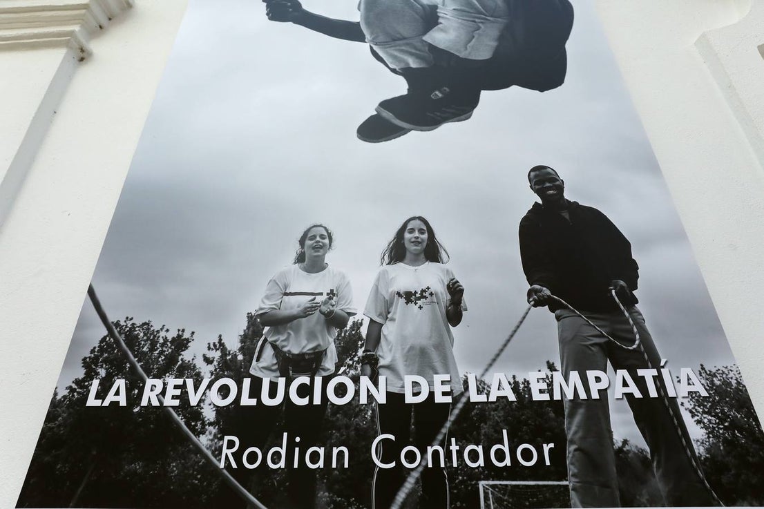 Fotos: El patio de la Asamblea de Extremadura acoge la exposición 'La revelación de la empatía'