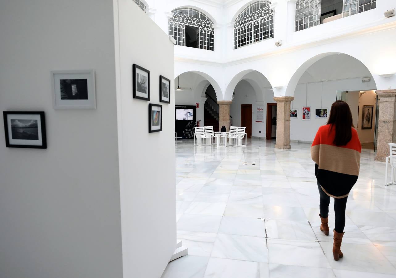 Fotos: El patio de la Asamblea de Extremadura acoge la exposición 'La revelación de la empatía'