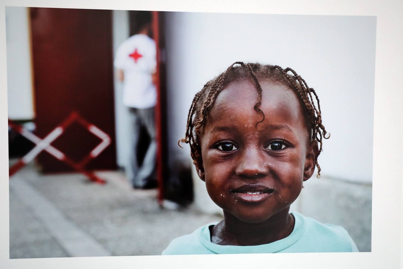 Fotos: El patio de la Asamblea de Extremadura acoge la exposición 'La revelación de la empatía'