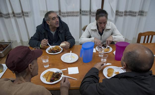 José, Arancha, Manuel y Pedro cenando en el albergue:: PAKOPÍ