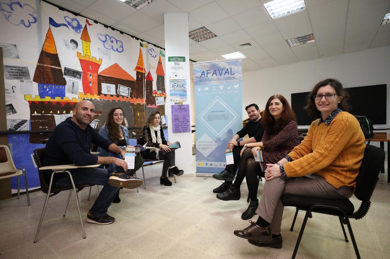 Equipo humano de AFAVAL. Luis Guerrero, director técnico, es el cuarto por la izquierda. :: BRÍGIDO