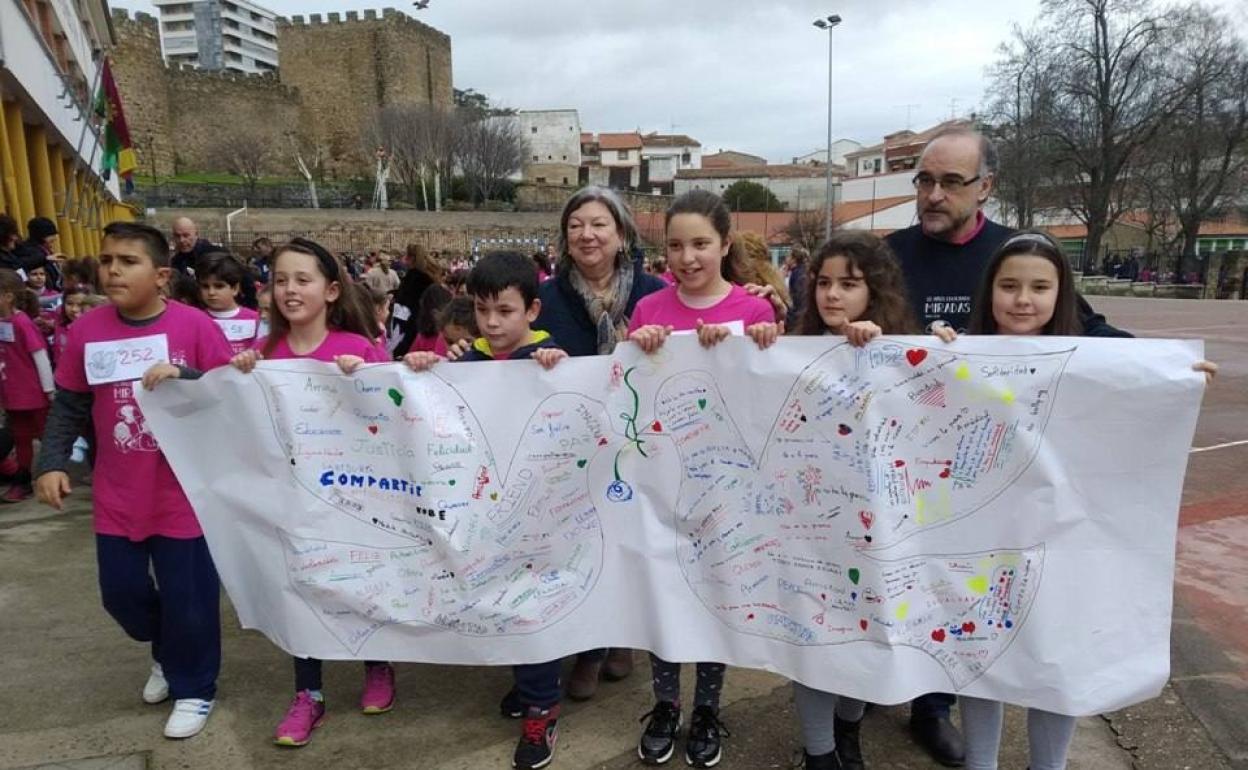 La presidenta de AMPEX y el director del colegio con Invulnerables. 