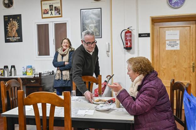 Un voluntario sirve los desayunos a los más necesitados en la hermandad. :: j. v. arnelas