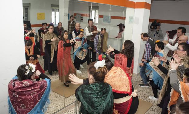 Los chicos de Plena Inclusión Montijo y Fuensanta bailando juntos. 3.