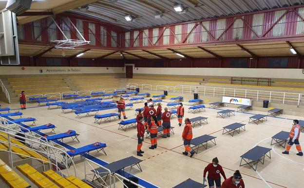 Una veintena de voluntarios de Cruz Roja equiparon el pabellón de Las Palmeras la noche del sábado. 