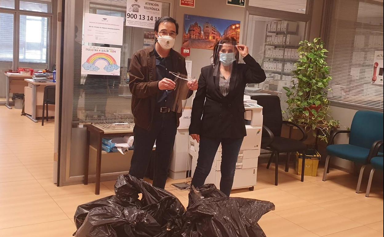 Fablab Badajoz entrega a Apamex 25 máscaras individuales de protección para sus profesionales