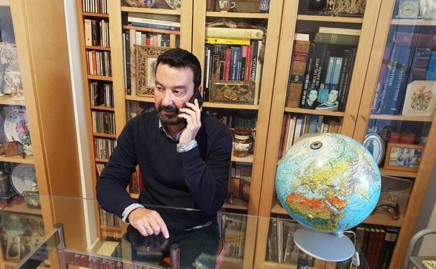 El psicólogo Francisco Carlos Vicioso atiende las llamadas de las personas mayores de Badajoz. 