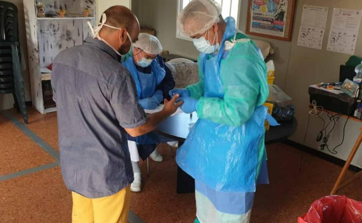 Los usuarios de la Asociación Camino a la Vida se someten a los test rápidos del SES