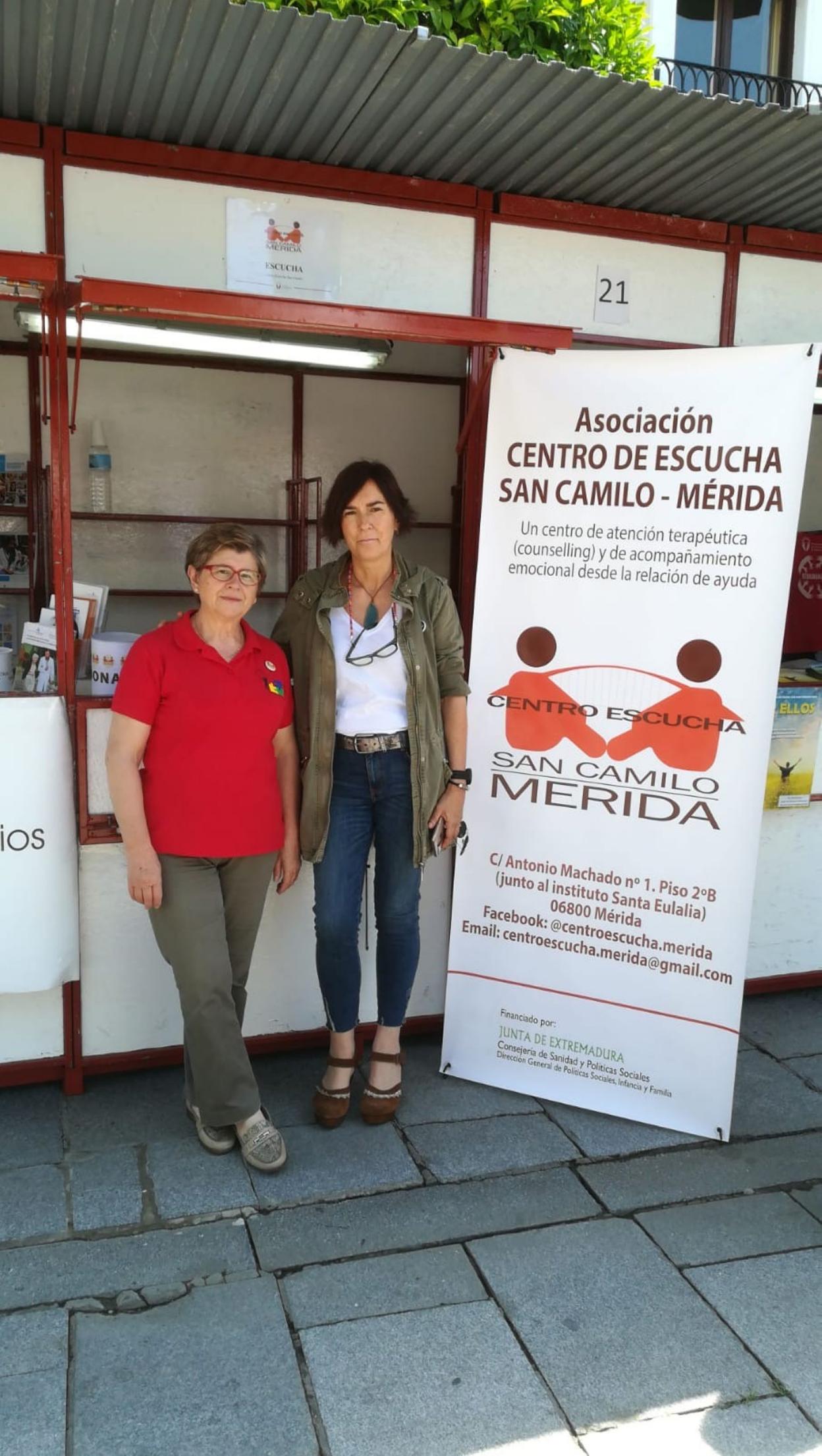 El centro de escucha San Camilo, con un stand en la Plaza de España. 