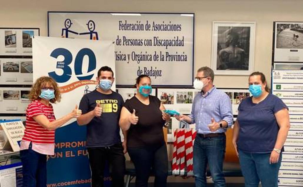 Apamex entrega mascarillas con ventanilla transparente de forma gratuita