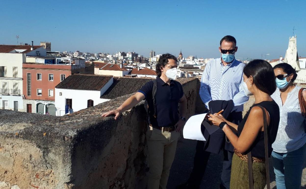 Apamex concreta la propuesta de accesibilidad en tres puntos de la Alcazaba de Badajoz