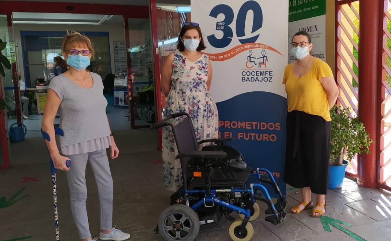 Alcer Badajoz recibe una silla de ruedas eléctrica que entregará a uno de sus usuarios