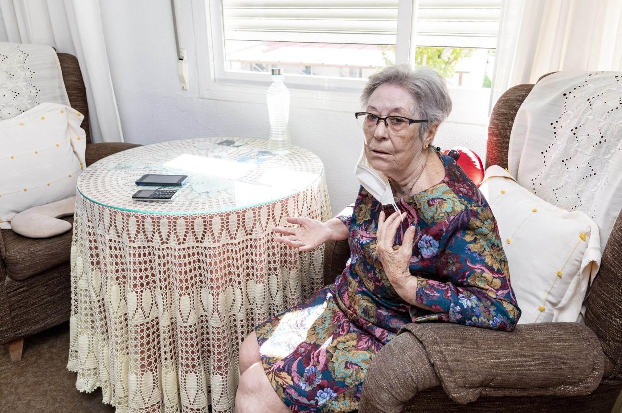 María Rosa García Rivas, en el salón de su vivienda en Plasencia. 