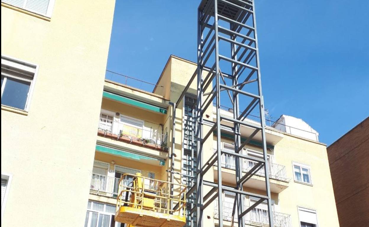 La instalación de ascensores exteriores en Badajoz sigue imparable, según Apamex