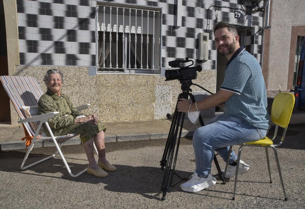 Israel Adrián grabando a su abuela Teresa en la puerta de su casa, en el barrio de San Roque.