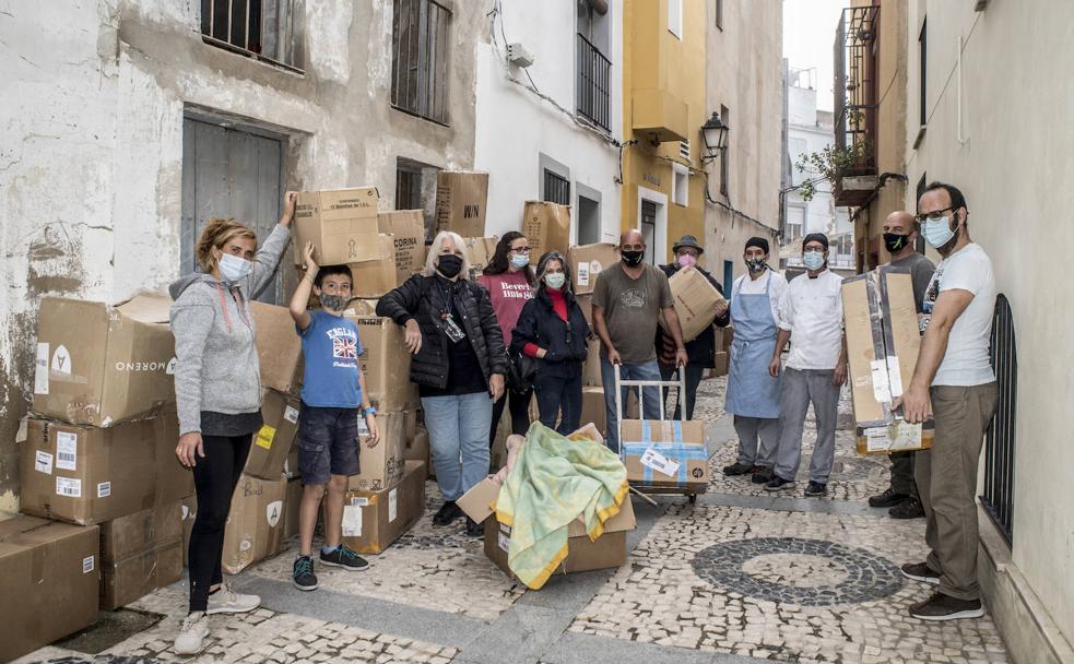 Los voluntarios cargando ayer las cajas de mantas y ropa de abrigo.