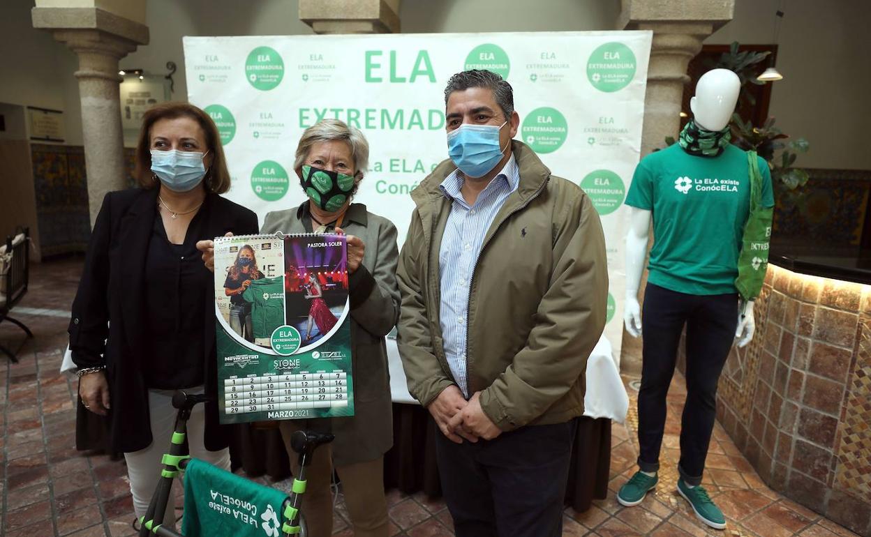 La Asociación ELA Extremadura presenta su calendario solidario de 2021