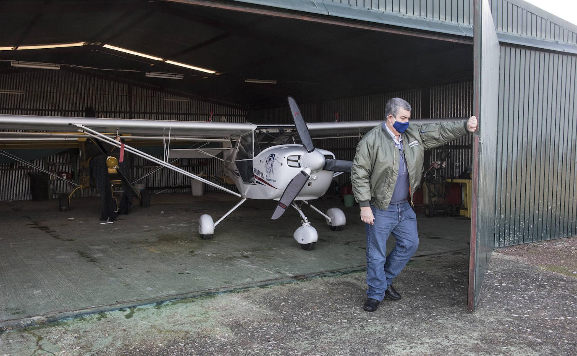 Cayetano Barneto abre el angar en el que descansan las avionetas del Aeroclub. 