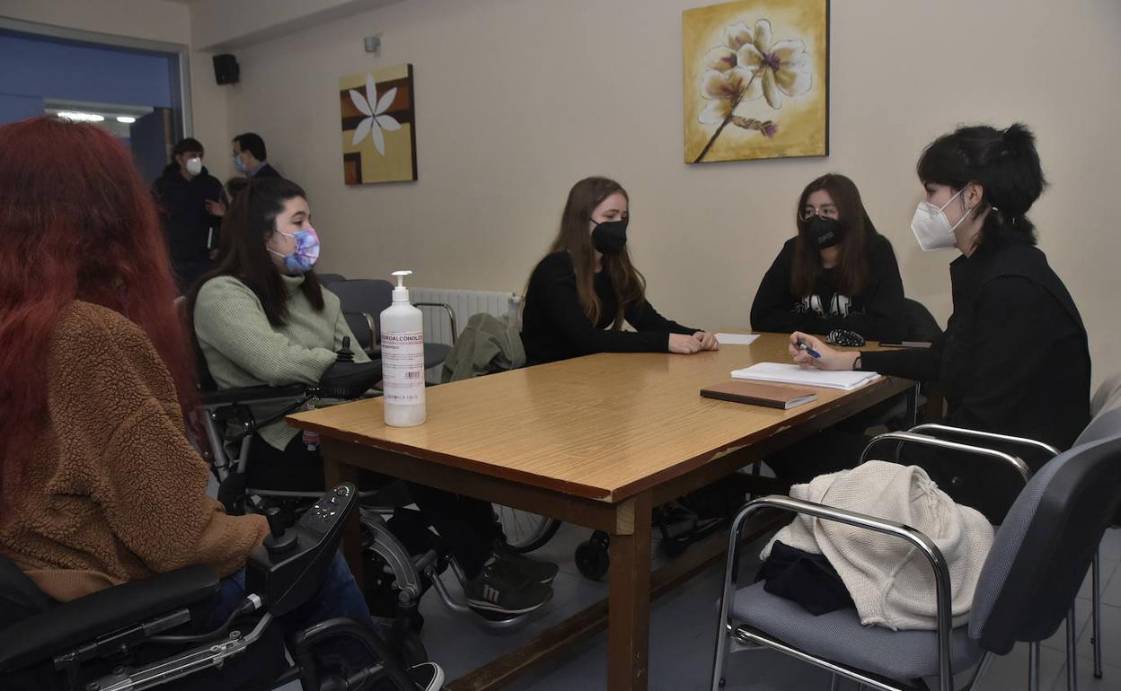 Casting de Beatriz da Silva con cuatro jóvenes en silla de ruedas