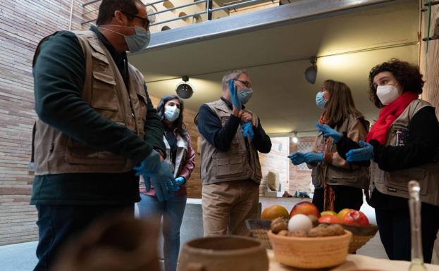 Participantes del programa de 'Miradas en plenitud', en una de sus visitas al museo. 