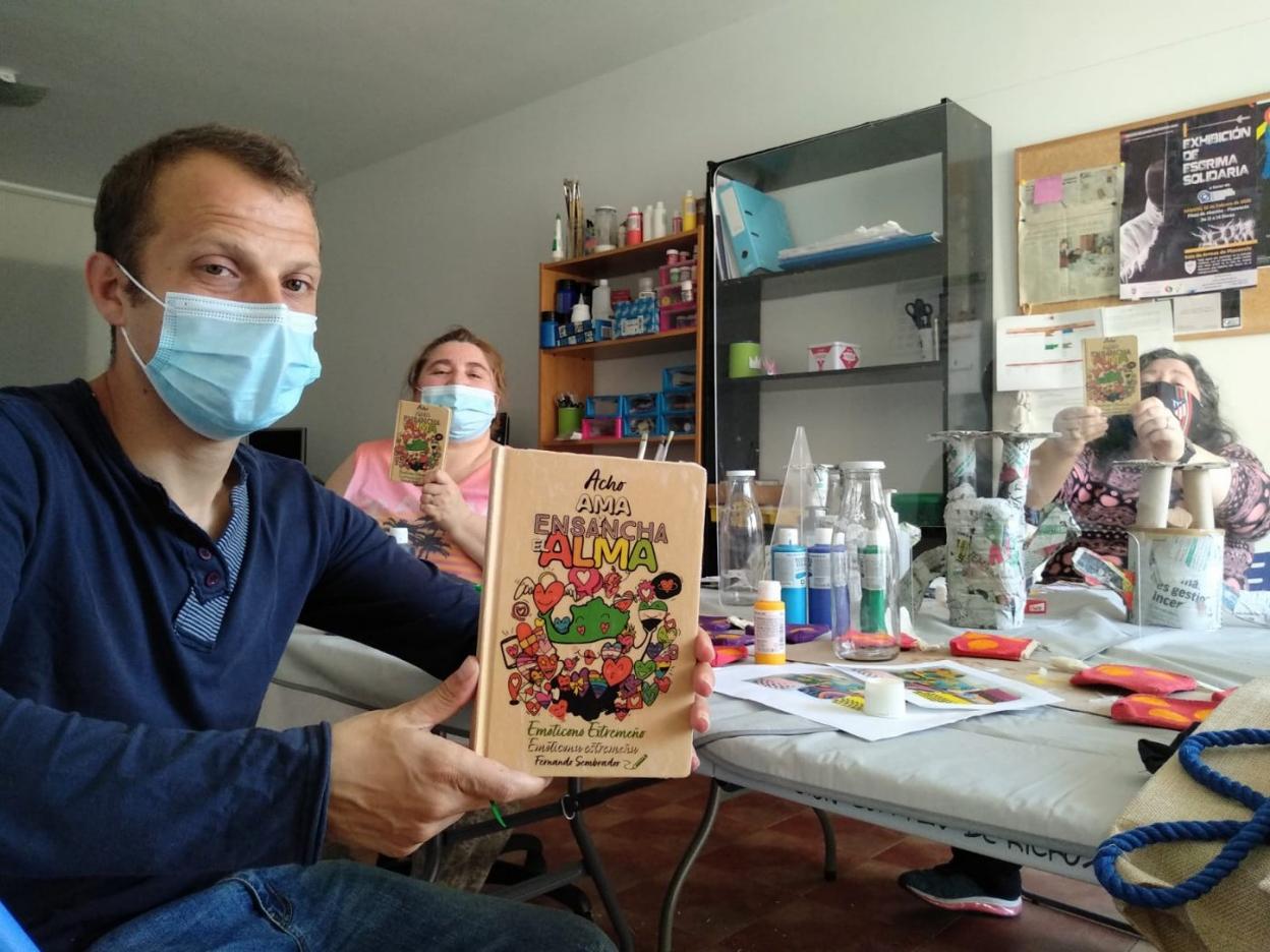 Miembros de la Fundación Sorapán Rieros muestran las libretas. 