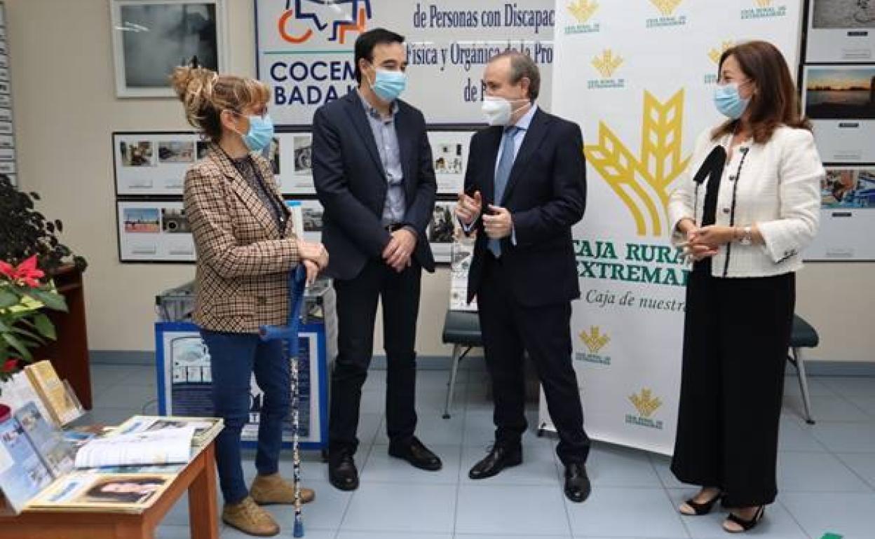 Visita del director general y la responsable del FEP de Caja Rural Extremadura a las instalaciones de Cocemfe.