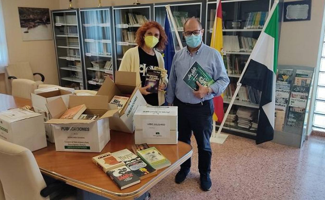Entrega de libros en el centro de Don Benito.