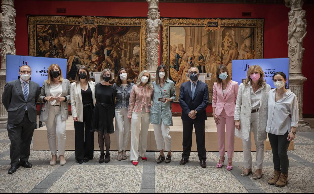 Foto de familia con las asociaciones galardonadas.