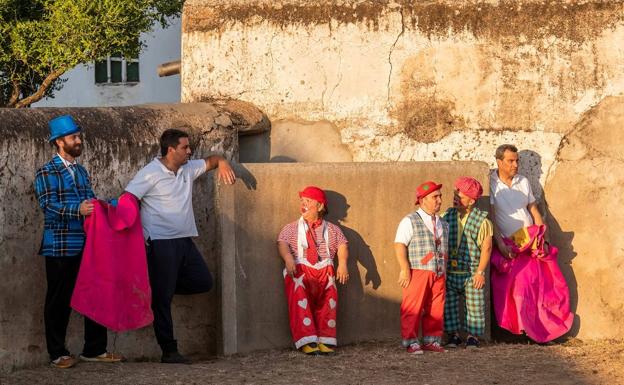Cómicos del espectáculo 'Diversiones en el ruedo' en un ensayo. 