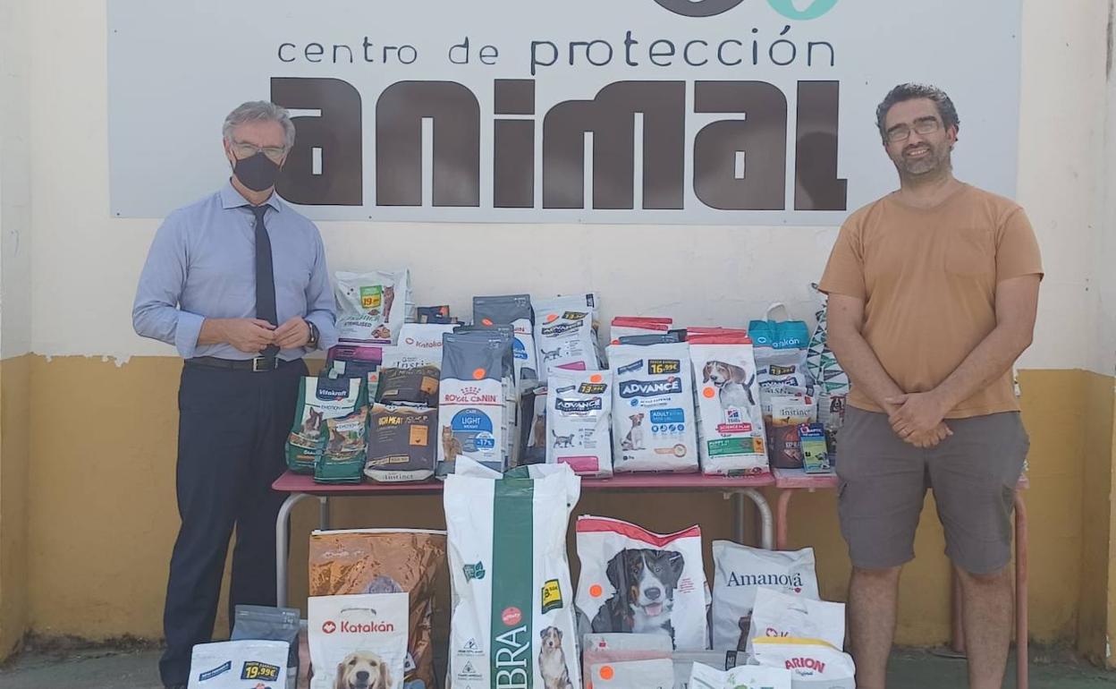 El Cortes Inglés realiza la segunda donación de comida al Centro de Protección Animal