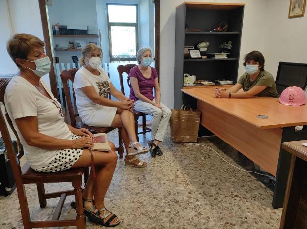 Integrantes de la asociación contra el cáncer y la concejala. 