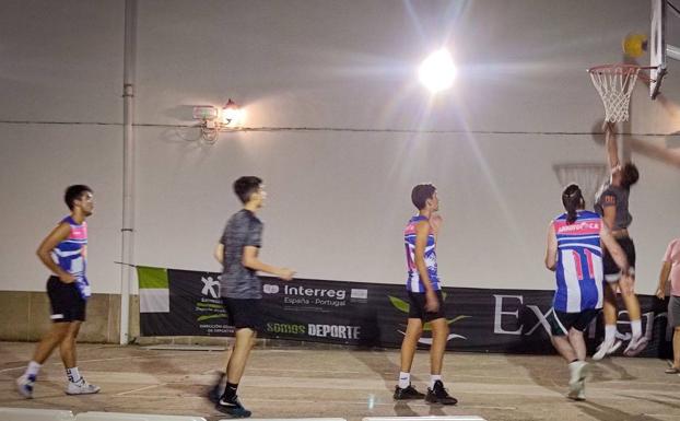 El torneo solidario 3x3 de Arroyo de la Luz recauda 569 euros para las familias afectadas por el citomegalovirus