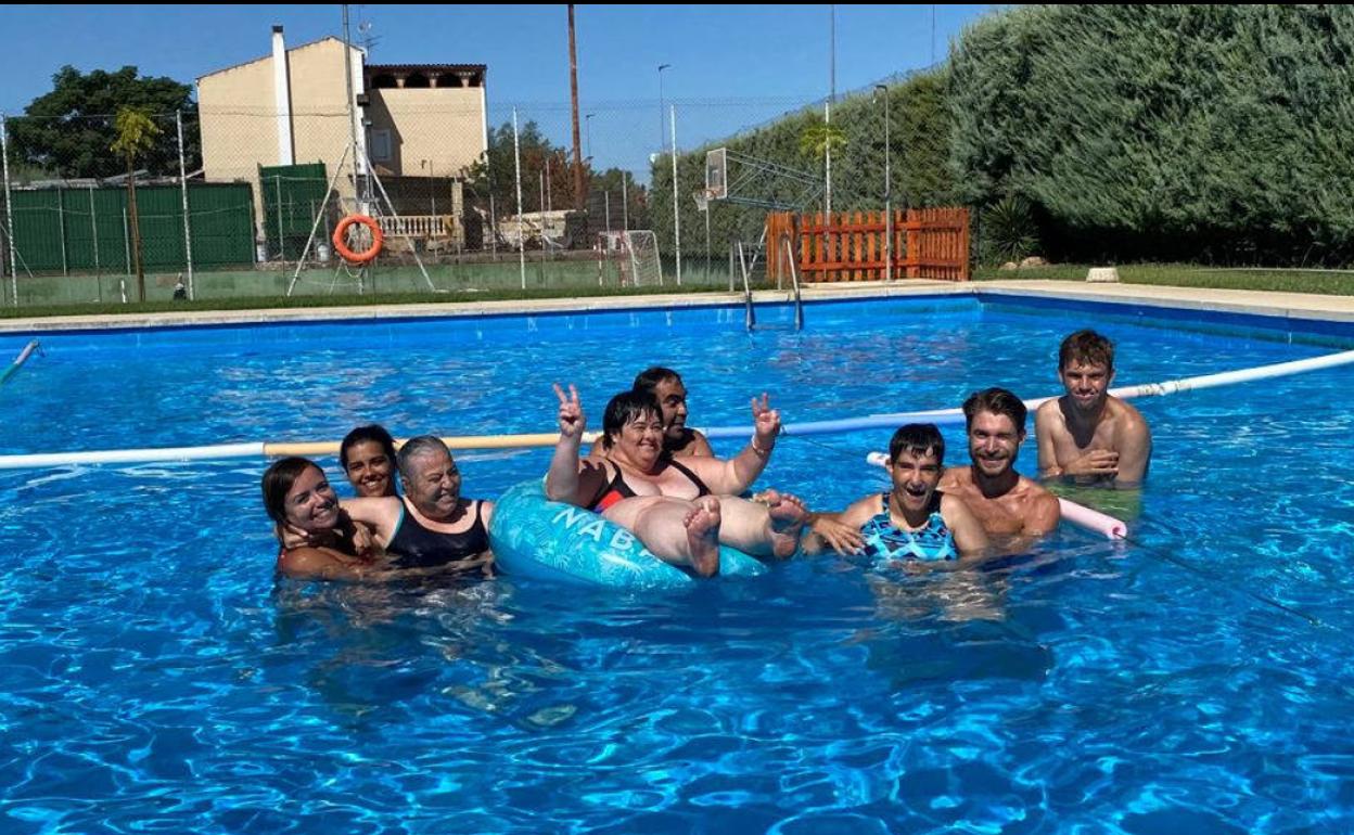 Usuarios del campamento disfrutando en la piscina 